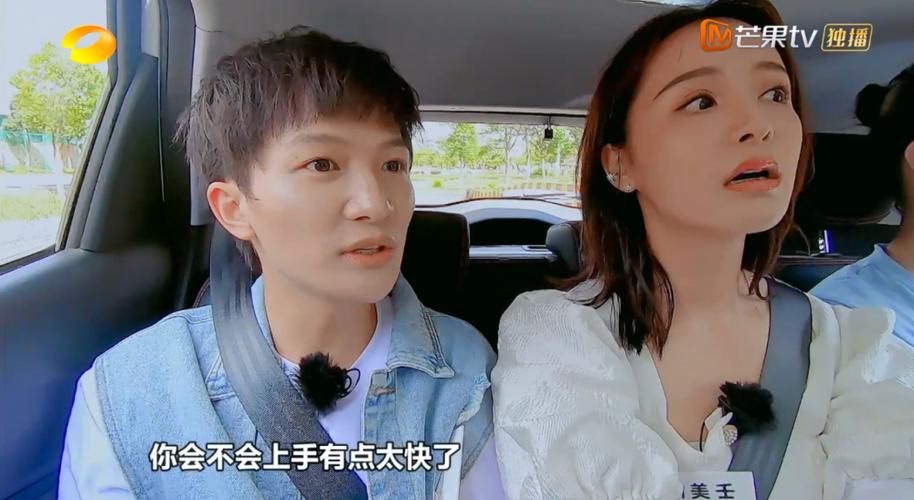 新澳今天晚上9点30一壬二癸和高考结束挑行李回家与高考结束离开校园拖着行李箱